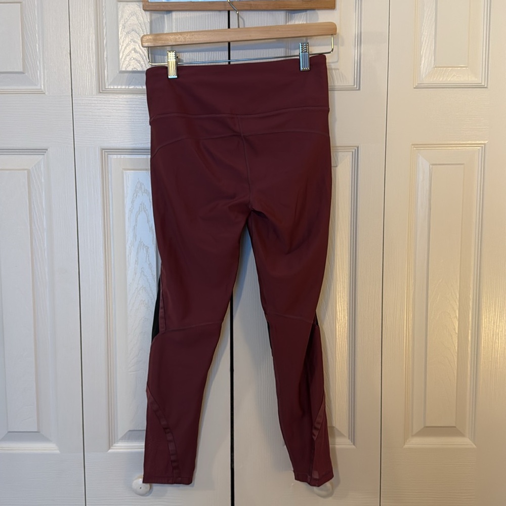 Under Armour heat gear ribbon ankle leggings. - Picture 2 of 5